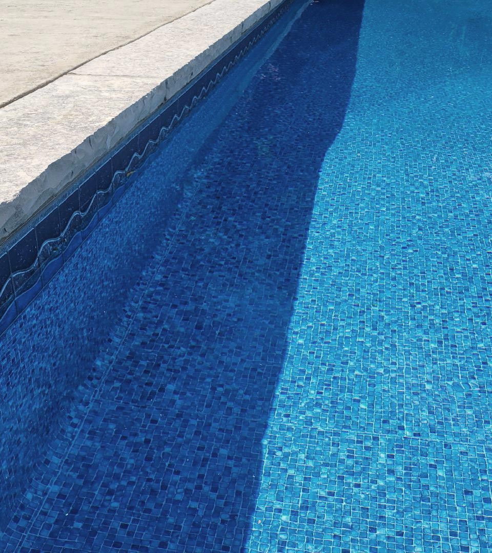 Ocean Beach With Mosaic Light Blue - Pioneer Family Pools